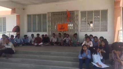 हाटपिपल्या: अखिल भारतीय विद्यार्थी परिषद ने आईटीआई कॉलेज हाटपिपल्या में गेट पर ताला लगाकर विरोध प्रदर्शन किया