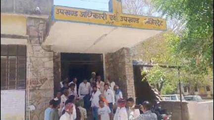 कोटड़ी: रेणवास को ग्राम पंचायत बनाने की मांग को लेकर ग्रामीणों ने SDM के नाम सौंपा ज्ञापन