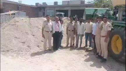 नैनवां: नैनवा थाना पुलिस ने अवैध बजरी भंडारण व परिवहन पर की कार्रवाई, 24 ट्रॉली अवैध बजरी व एक लोडर ट्रैक्टर को किया ज़ब्त