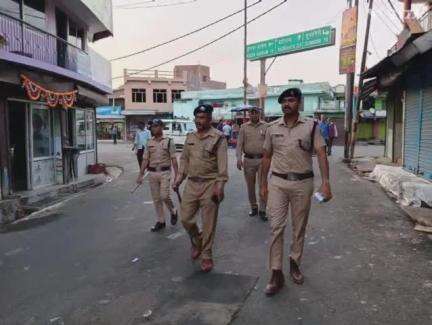 द्वाराहाट: द्वाराहाट थाने की प्रभारी हरविंदर सिंह के नेतृत्व में सायं कालीन बाजार में नशे के खिलाफ चलाया गया चेकिंग अभियान