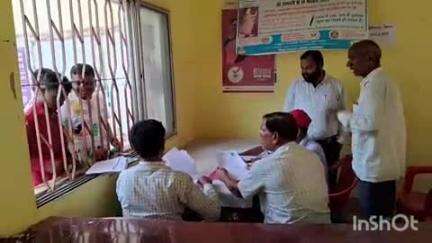 कुंडहित: चौकीदार पद के लिए एडमिट कार्ड वितरण, अंचल कार्यालय में उम्मीदवारों की भीड़