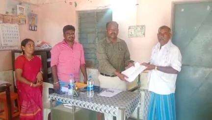 குளத்தூர்: சாத்தினிபட்டி விஏஓ அலுவலகத்தில் முன் மனுக்களை வட்டாட்சியர் சோனை கருப்பையா பெற்றார்