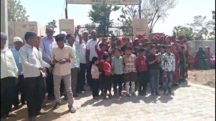 नवलगढ़: घीसा की ढाणी में प्रधानाचार्य के निलंबन के खिलाफ धरना दूसरे दिन भी जारी, स्कूल पर लगा ताला