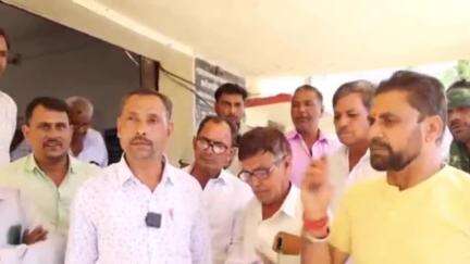नवलगढ़: नवलगढ़ में जलदाय विभाग के कर्मचारियों ने एक्सईएन को सौंपा ज्ञापन, मांगें नहीं मानी तो आंदोलन की दी चेतावनी