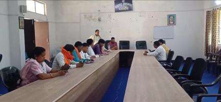 बरवाडीह: प्रखंड मुख्यालय के सभागार में मनरेगा योजना के कार्यों को लेकर हुई समीक्षा बैठक