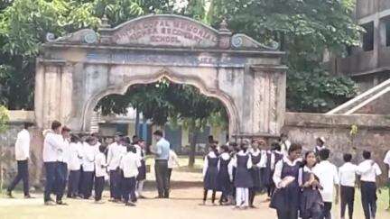 জামুরিয়া: নজরুল ইসলামের ছবি হাতে এঁকে রেকর্ড তৈরি করল জামুরিয়ার বীর কুটি নিত্যগোপাল মেমোরিয়াল উচ্চ বিদ্যালয়ের ছাত্র সুরজ বাউরি