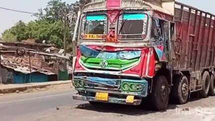 बिछिया: राष्ट्रीय राजमार्ग 30 पर पदमी चौराहे के पास दो ट्रकों की टक्कर, चालक और परिचालक घायल