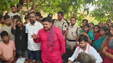 सहार: लहरपा नरसंहार पीड़ित से मिले सांसद सुदामा प्रसाद, डुमरांव विधायक अजित कुशवाहा और पूर्व विधायक मनोज मंजिल