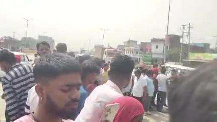 बांसगांव: बेलीपार थाना क्षेत्र के कसिहार में ट्रेलर की चपेट में आने से महिला की हुई दर्दनाक मौत, मृतका कनइल गाँव की रहने वाली थी