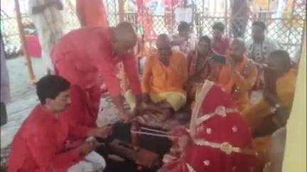 मशरक: देवरिया गांव में 9 दिवसीय रूद्र महायज्ञ में अरणी मंथन से अग्नि प्रकट, भक्तों की उमड़ी भीड़