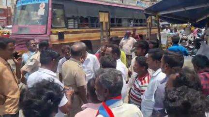 கள்ளக்குறிச்சி: செவிலியர் தூக்கில் தொங்கிய நிலையில் சடலமாக மீட்பு - இறப்பில் சந்தேகம் இருப்பதாக கூறி நான்கு முனை சந்திப்பில் சாலை மறியல்