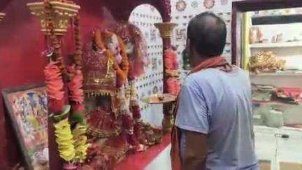 महुआ: महुआ के पुरानी बाजार स्थित महावीर मंदिर में मंगलवार शाम सामूहिक हनुमान चालीसा पाठ का आयोजन