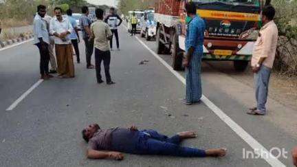 మానకొండూరు: కొత్తపల్లి లోని రోడ్డు పక్కన నిలబడి ఉన్న ఓ వ్యక్తిని కారు ఢీకొన్న సంఘటనలో అక్కడికక్కడే మృతి