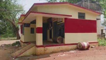 ஆலங்குளம்: கூட்டுறவு ரேஷன் கடை ஊழியர்கள் மலை மேல் உள்ள ராமர் கோவிலில் காத்திருப்பு போராட்டத்தில் ஈடுபட்டனர்