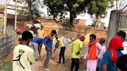 देव: देव नगर पंचायत के वार्ड नंबर 03 दीवान बीघा में चल रहे पीसीसी निर्माण से ग्रामीण खुश, उपाध्यक्ष कर रहे हैं निरीक्षण
