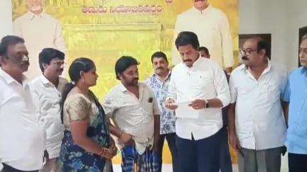 తణుకు: పట్టణానికి చెందిన తుపాకుల శ్రీనివాస్‌ అనే వ్యక్తికి సీఎం సహాయనిధి నుంచి రూ.10లక్షల చెక్కును అందజేసిన ఎమ్మెల్యే రాధాకృష్ణ