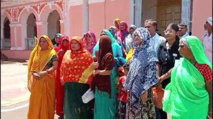 शिवपुरी नगर: सतनबाड़ा कला गांव में लोगों राशन वितरण में ई-केवाईसी के नाम पर गबन का लगाया आरोप, शिकायत लेकर पहुंचे कलेक्ट्रेट