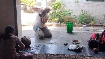 ಗಂಗಾವತಿ: ಆನೆಗುಂದಿ ಗ್ರಾಮದಲ್ಲಿನ ಬನಾನಾ ಫೆಬ್ರಿಕ್ ವಸ್ತುಗಳು ವಿದೇಶಿ ಪ್ರಜೆಗಳನ್ನು ಸೇಳೆಯುತ್ತಿವೆ