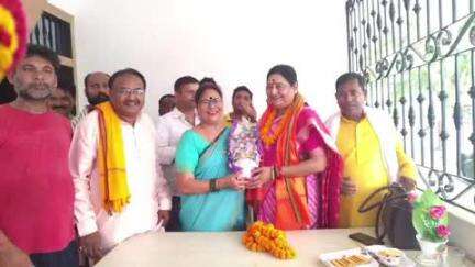 गोरौल: वैशाली लोकसभा सांसद वीणा देवी का गोरौल चौक पर उपमुख्य पार्षद ने अंगवस्त्र से स्वागत किया