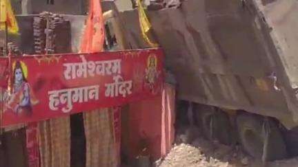खातेगांव: बजगाव रामेश्वरम हनुमान मंदिर से टकराया डंपर, बाल-बाल बचा एक व्यक्ति
