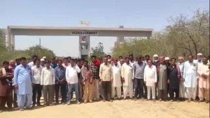 અબડાસા: ABG કંપનીના મજૂરો અને કોન્ટ્રાક્ટરો  કંપનના  ગેટ પાસે હડતાળ પર ઉતર્યા.