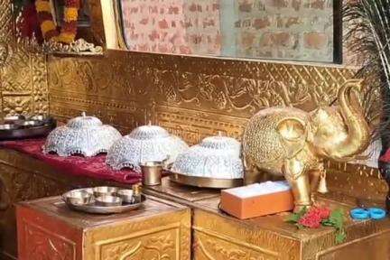 साईं खेड़ा: संत शिवानंद दादाजी के दरबार में भक्त दौलत सिंह पटेल ने 2 किलो 500 ग्राम के तीन छत्र किए अर्पित, लिया आशीर्वाद