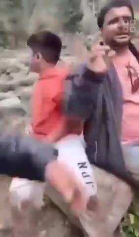 J&K : आतंकियों ने एक रिसॉर्ट को निशाना बनाया है, जहां कुछ पर्यटक ठहरे हुए थे। एक महिला ने PTI को बताया– "मेरे पति के सिर