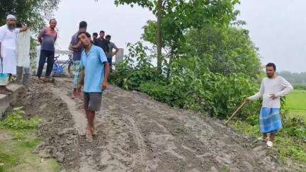 ময়নাগুড়ি: বাগানবাড়ি এলাকায় প্রায় আড়াই থেকে ৩ কিলোমিটার রাস্তা বেহাল, চাঁদা তুলে রাস্তা সংস্কারের উদ্যোগ বাসিন্দাদের #Jansamasya