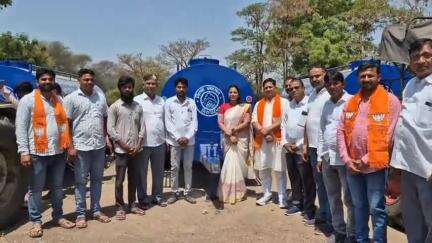સંખેડા: ભાટપુર ખાતે પરવટા જિલ્લા પંચાયતની આઠ ગ્રામ પંચાયતમાં 13 પાણીના ટેન્કરનું વિતરણ કરાયું.