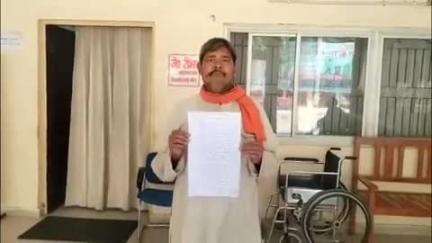 अतर्रा: अजीतपारा गांव में जमीन का बैनामा कराने के बाद दबंगों ने नहीं दी जमीन, पीड़ित ने ज़िलाधिकारी से की शिकायत