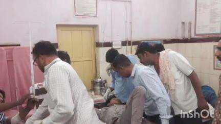 बालेसर: बालेसर के निकट सड़क हादसे में कार और बाइक की टक्कर, तीन जने हुए घायल