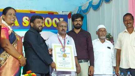 குளத்தூர்: அண்டகுளத்தில் ஐந்து பள்ளி மாணவிகள் உலக புத்தக தினத்தை முன்னிட்டு லிங்கன் புக் ஆப் ரெக்கார்ட் உலக சாதனை நிகழ்த்தினார்