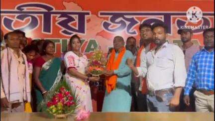 ঝাড়গ্রাম: রঘুনাথপুরে BJP-র জেলা কার্যালয়ে সাংগঠনিক জেলা সভাপতি তুফান মাহাতকে সংবর্ধনা প্রদান দলীয় নেতৃত্বদের