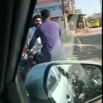 રાજકોટ પશ્ચિમ: પુનિત નગર વિસ્તારમાં ટ્રાફિક વોર્ડનની દાદાગીરી નો કિસ્સો સામે આવ્યો