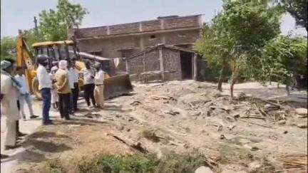तमकुही राज: परसौनी में प्रशासन का बुलडोजर चला, सड़क पर बनी छह लोगों की झोपड़ियों को हटवाया गया