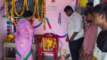 మామిళ్లపల్లిలో రోడ్డు ప్రమాదంలో గాయపడిన టిడిపి కార్యకర్త నాగేంద్ర ను పరామర్శించిన రాప్తాడు ఎమ్మెల్యే పరిటాల సునీత