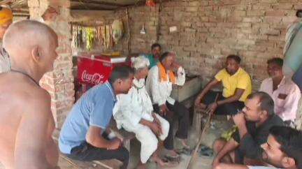 इटवा: शक्तिनगर वार्ड में राम सेवक की पत्नी के निधन पर नगर पंचायत अध्यक्ष ने उनके आवास पर पहुंचकर व्यक्त की शोक संवेदना