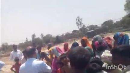 दातागंज: डहरपुर कला गांव में किसानों ने हाइवे पर जमीन के भुगतान न होने के चलते किया धरना प्रदर्शन