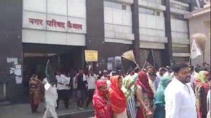कैथल: नगर पालिका सफाई कर्मचारियों ने अपनी मांगों को लेकर उल्टे झाड़ू से प्रदर्शन किया