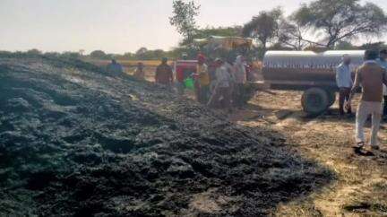 चरखारी: चरखारी के ग्राम कीरतपुरा में बिजली के शॉट सर्किट से खेत में लगी आग, 100 कुंतल भूसा, पाइप आदि जलकर हुए खाक