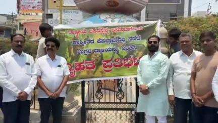 ಬಸವನ ಬಾಗೇವಾಡಿ: ಜಮ್ಮು ಕಾಶ್ಮೀರದ ಪೆಹಲ್ಗಾಮದಲ್ಲಿ ನಡೆದ ಭಯೋತ್ಪಾದಕರ ದಾಳಿ ಖಂಡಿಸಿ ಶಂಕರಗೌಡ ಬಿರಾದಾರ ನೇತೃತ್ವದಲ್ಲಿ ಪಟ್ಟಣದಲ್ಲಿ ‌ಪ್ರತಿಭಟನೆ