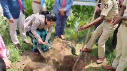 ಅರ್ಕಲ್ಗುಡ್: ವಿವಿಧ ಇಲಾಖೆಗಳ ಸಹಯೋಗದಲ್ಲಿ ಪಟ್ಟಣದ ನ್ಯಾಯಾಲಯ ಆವರಣದಲ್ಲಿ ವಿಶ್ವ ಭೂ ದಿನಾಚರಣೆ
