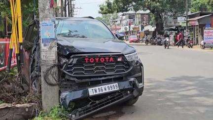 കൊടുങ്ങല്ലൂർ: കയ്‌പമംഗലം അറവുശാല സെന്ററിന് സമീപം നിയന്ത്രണം വിട്ട കാർ ട്രാൻസ്ഫോർമറിൽ ഇടിച്ച് കയറി