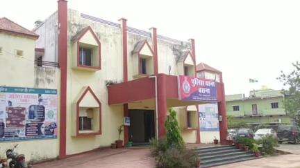 बसना: सेमलिया में इलेक्ट्रिक तार से टकराई डीजे गाड़ी, बिजली खम्भा गिरा, डीजे ऑपरेटर से जान से मारने की धमकी देकर की मारपीट