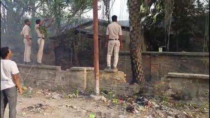 बड़हरिया: बडहरिया गंडक कालोनी में आग लगने से सैकड़ों लकड़ियां राख हुईं