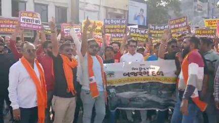 જૂનાગઢ: કશ્મીરમાં થયેલ આતંકી હુમલા ને લઈ કાળવા ચોક ખાતે વિશ્વ હિન્દુ પરિષદ બજરંગ દળ દ્વારા આતંકવાદીઓનો પૂતળા દહન