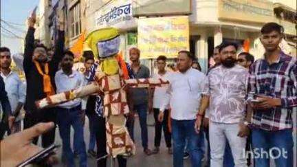 लखीमपुर: पहलगाम में आतंकी हमले के खिलाफ अखिल भारतीय विद्यार्थी परिषद ने श्री राम चौराहे पर नारेबाजी कर आतंकवाद का फूंका पुतला