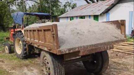 ময়নাগুড়ি: গোপন সূত্রে খবর পেয়ে সিঙ্গিমারী এলাকা থেকে একটি বালি বোঝাই  ট্রলি সহ ট্রাক্টর আটক করল ময়নাগুড়ি থানার পুলিশ