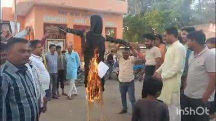 सलोन: राजीव गाँधी तिराहे पर भाजपा कार्यकर्ताओं ने आतंकियों का फूका पुतला, आतंकवाद मुर्दाबाद के लगाए नारे