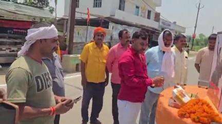 हरनौत: वीर कुंवर सिंह चौक पर पुष्प अर्पित कर मनाई गई बाबू वीर कुंवर सिंह की जयंती